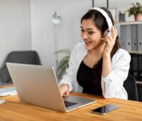 girl is talking to a customer on a laptop during remote selling