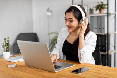 girl is talking to a customer on a laptop during remote selling